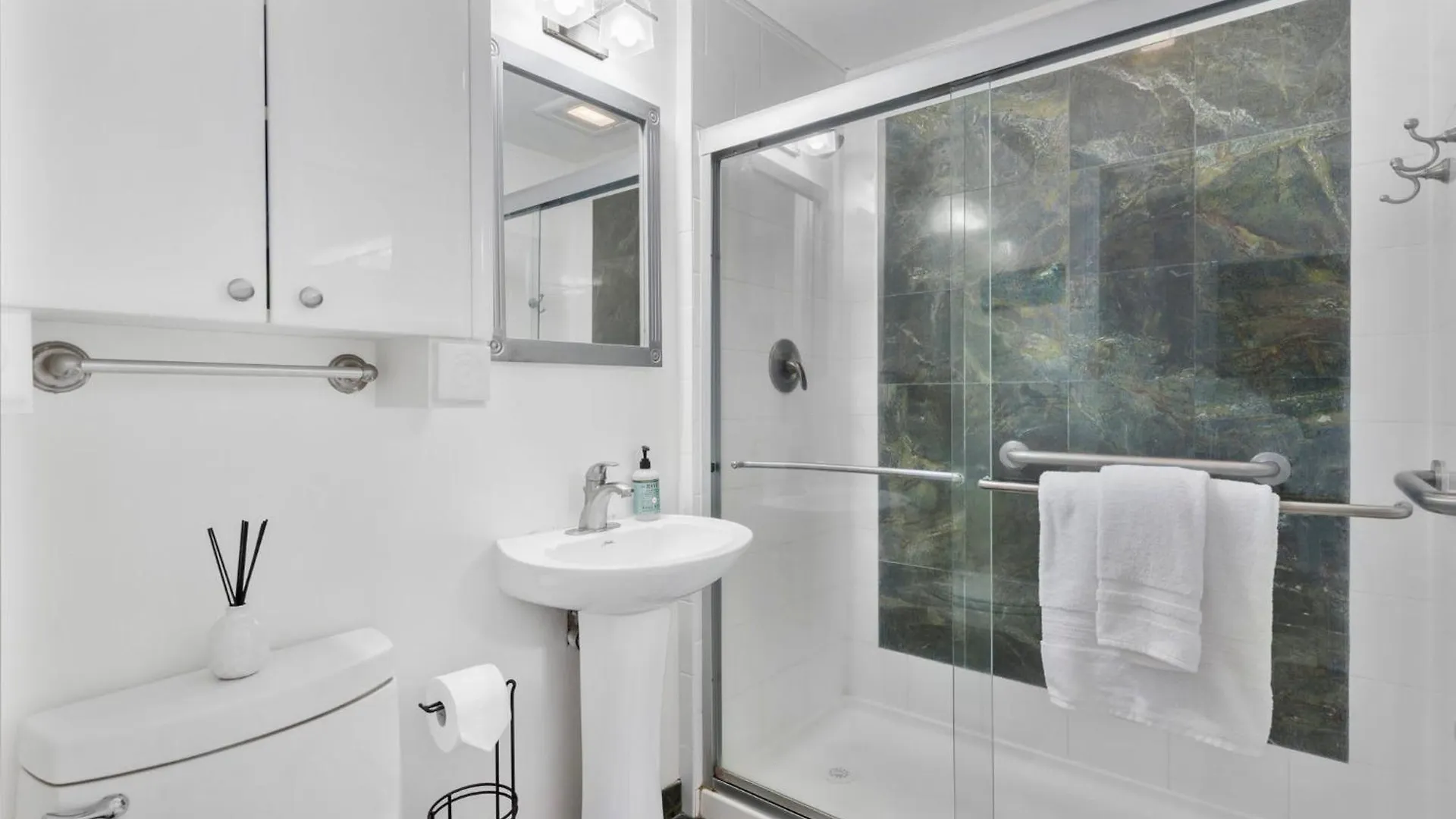 Vakantiehuis Modern Oceanfront Beach Hale Kai 1Bed Kahana Verenigde Staten